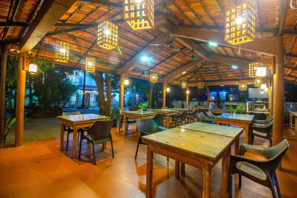 Restaurace v ubytování Treebo Kristal Sands Beach Resort