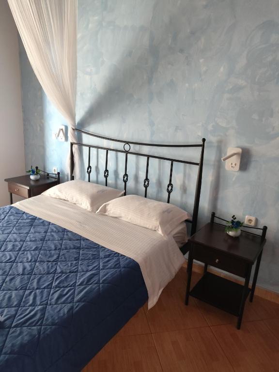 A bed or beds in a room at Απεραντο Γαλαζιο