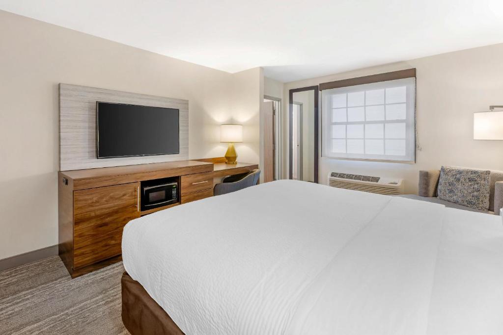 TV a/nebo společenská místnost v ubytování Sleep Inn Oakbrook Terrace - Chicago