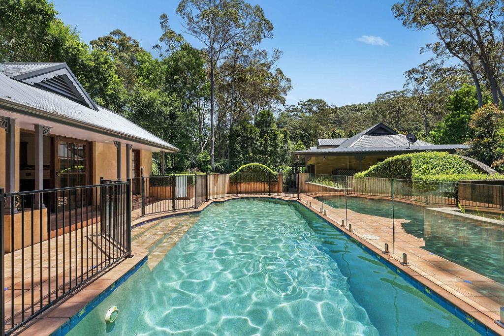 una piscina en el patio trasero de una casa en The Manor by Coast Hosting, en Holgate