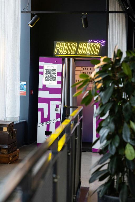 Moxy Chester - Resim 33