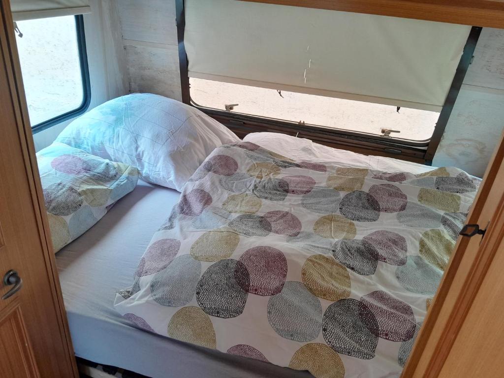 Postel nebo postele na pokoji v ubytování Moving Inn - Retro Übernachten im Wohnwagen, günstig & zentral
