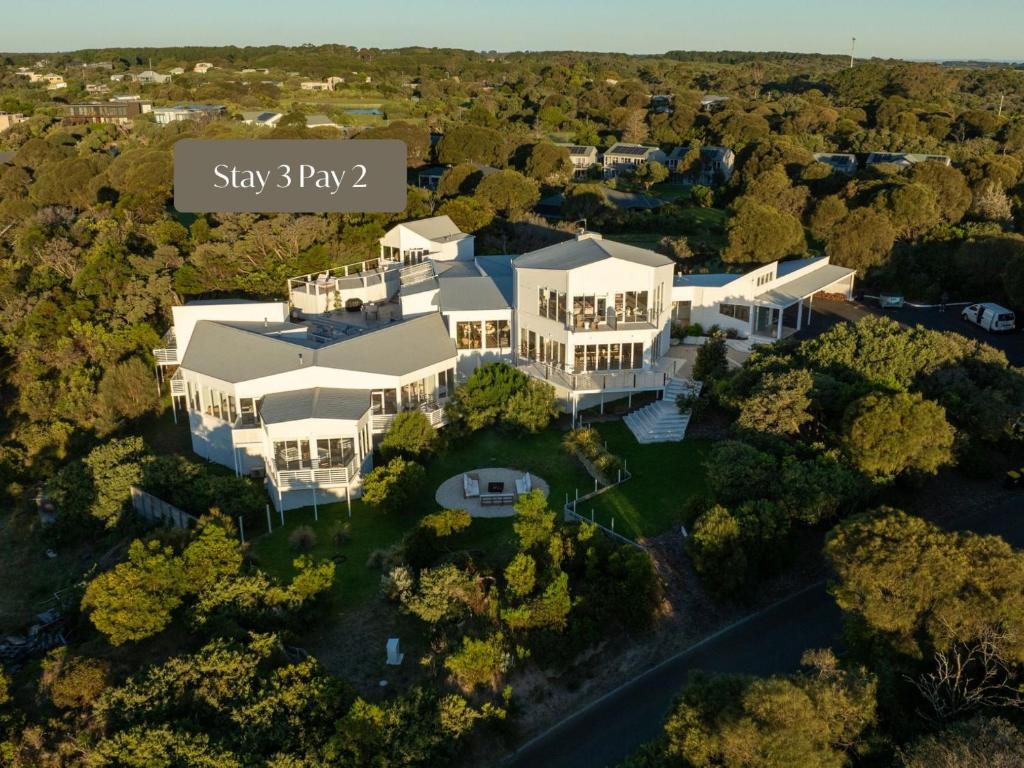 una vista aérea de una gran casa blanca en The Cape Retreat, en Cape Schanck