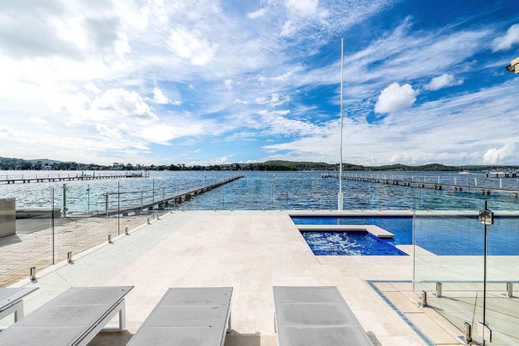 Bazén v ubytování Serene By Coast Hosting nebo v jeho okolí