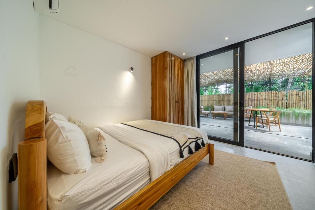 une chambre avec un lit et une grande fenêtre dans l'établissement Happiness Apartment 1 - Wake Up in Paradise - Live in Ubuds Best Spot, à Ubud