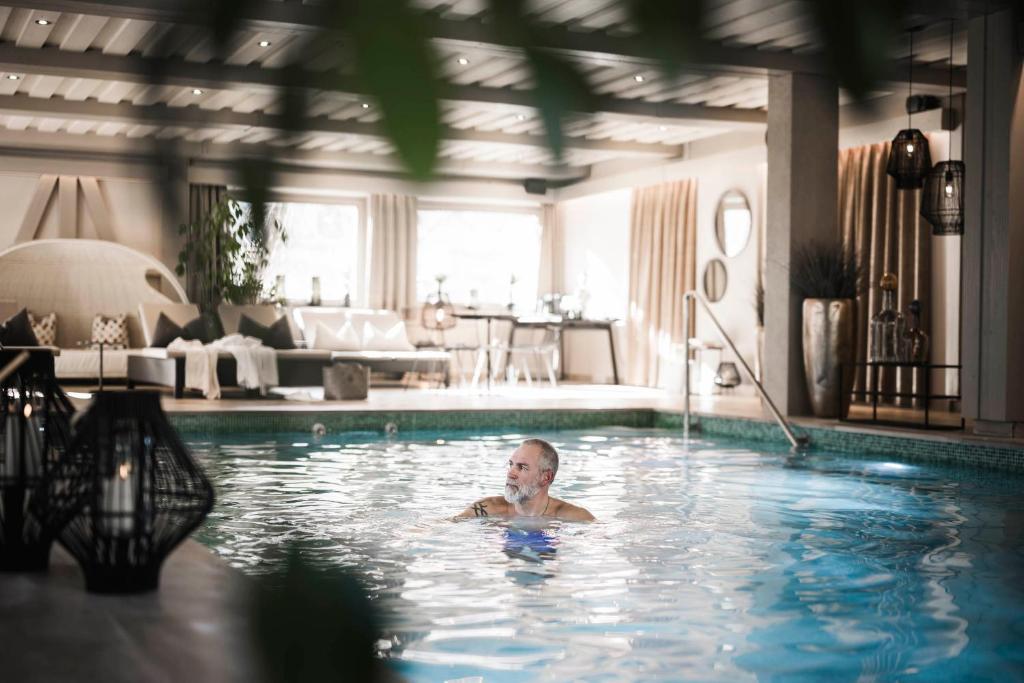 Bazén v ubytování Romantik Hotel & Restaurant Stafler nebo v jeho okolí