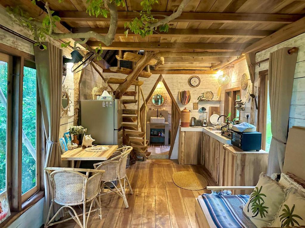 une cuisine avec une table et des chaises dans une cabine dans l'établissement The Tree House, à Baie d'Arugam