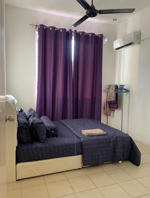 Postel nebo postele na pokoji v ubytování HM HOMESTAY TAWAU