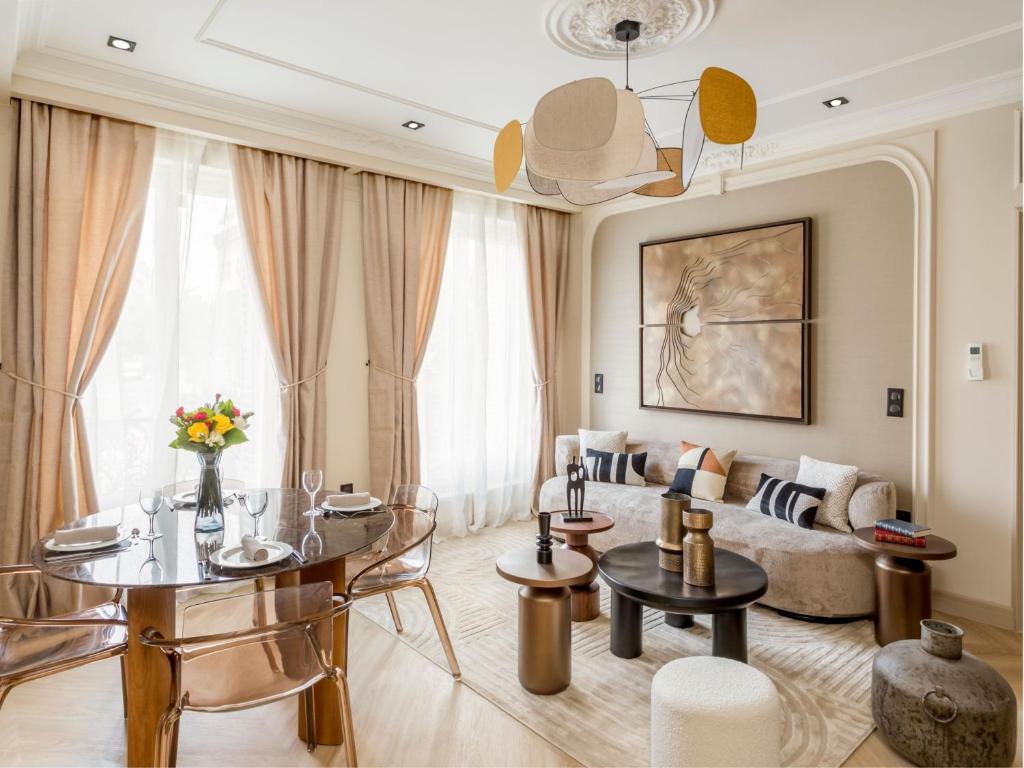 un salon avec une table et un canapé dans l'établissement Merveil - Signature Suite - Marais -Turbigo III, à Paris