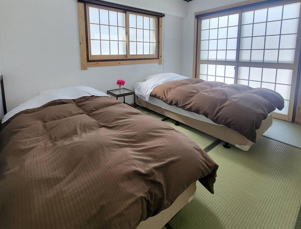 Postel nebo postele na pokoji v ubytování Hakuba Inn Bloom