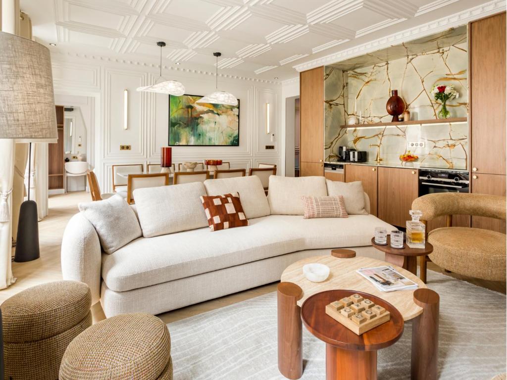 un salon avec un canapé et une table dans l'établissement Merveil - Signature Suite - Marais - Caire II, à Paris
