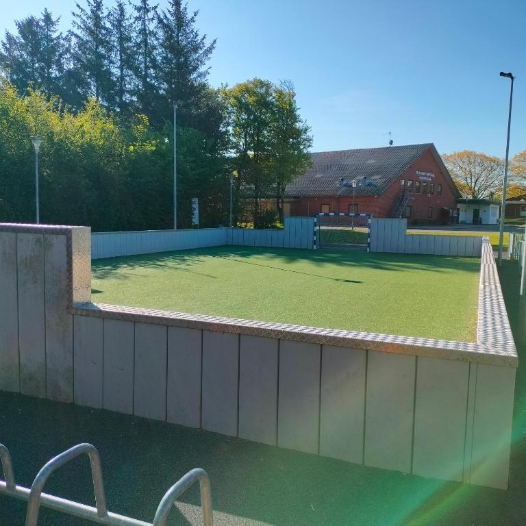 Tenis a/nebo squash v ubytování Bjergby Guesthouse nebo okolí