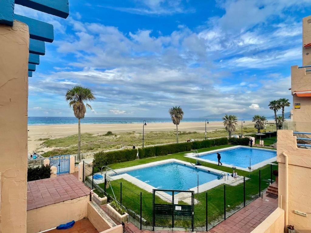 Bazén v ubytovaní Duplex Surla Pájaro vistas al mar alebo v jeho blízkosti