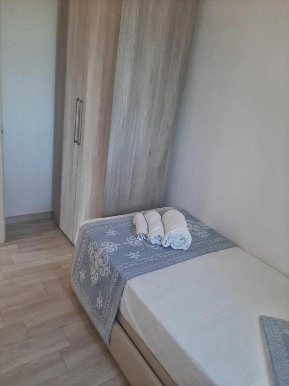 Łóżko lub łóżka w pokoju w obiekcie Alma di Alghero Apartments