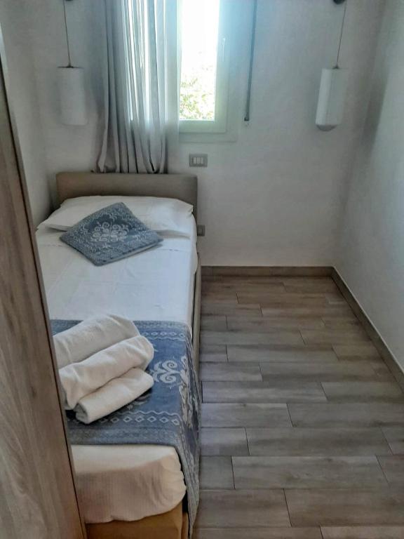 Łóżko lub łóżka w pokoju w obiekcie Alma di Alghero Apartments