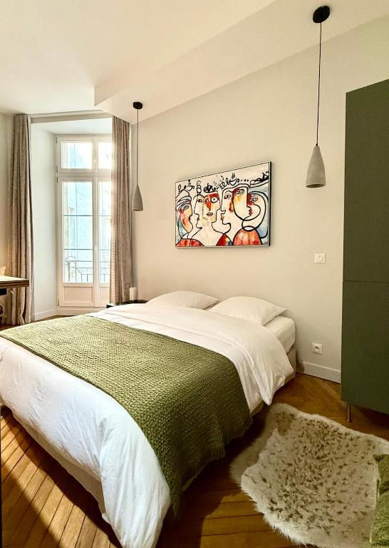 Ένα ή περισσότερα κρεβάτια σε δωμάτιο στο id-home le St Nicolas