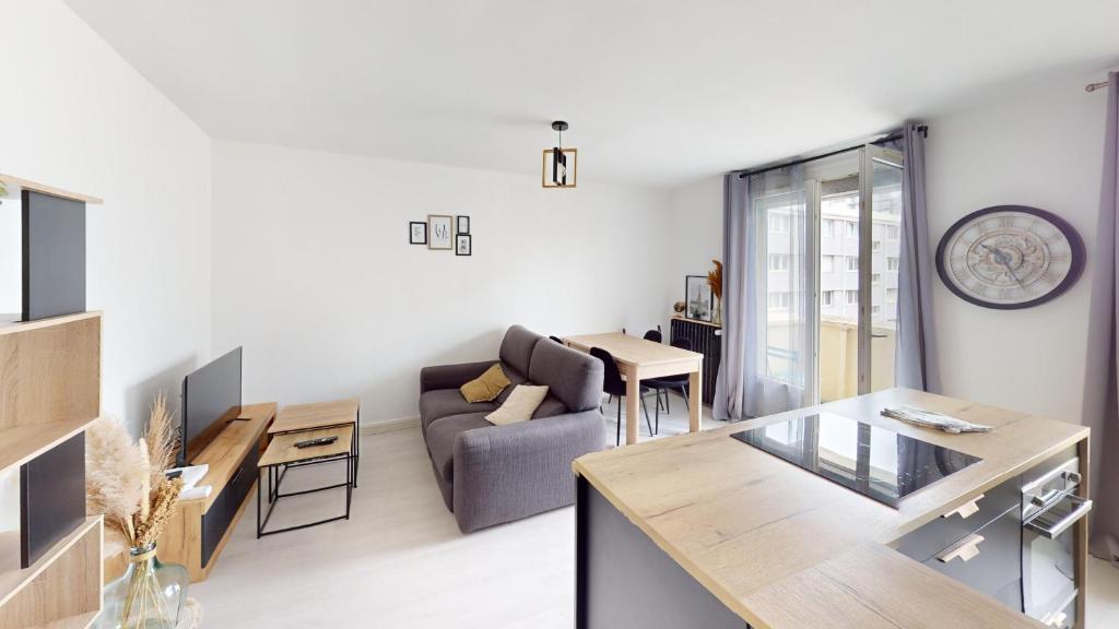 un salon avec un canapé et une table dans l'établissement F3 Rue Frederick Lemaitre, au Havre