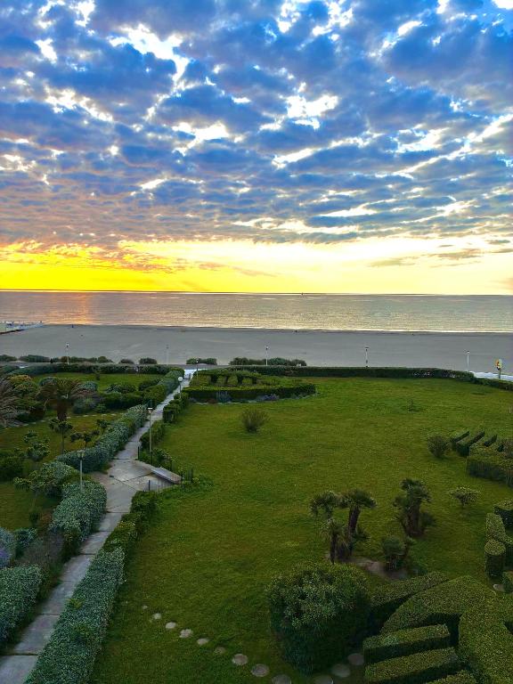 - une vue sur un parc avec un coucher de soleil en arrière-plan dans l'établissement Studio face à la mer +terrasse+ parking, à Canet