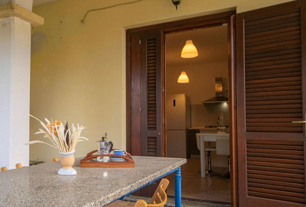 cocina con encimera y mesa en Girasole, en Posada