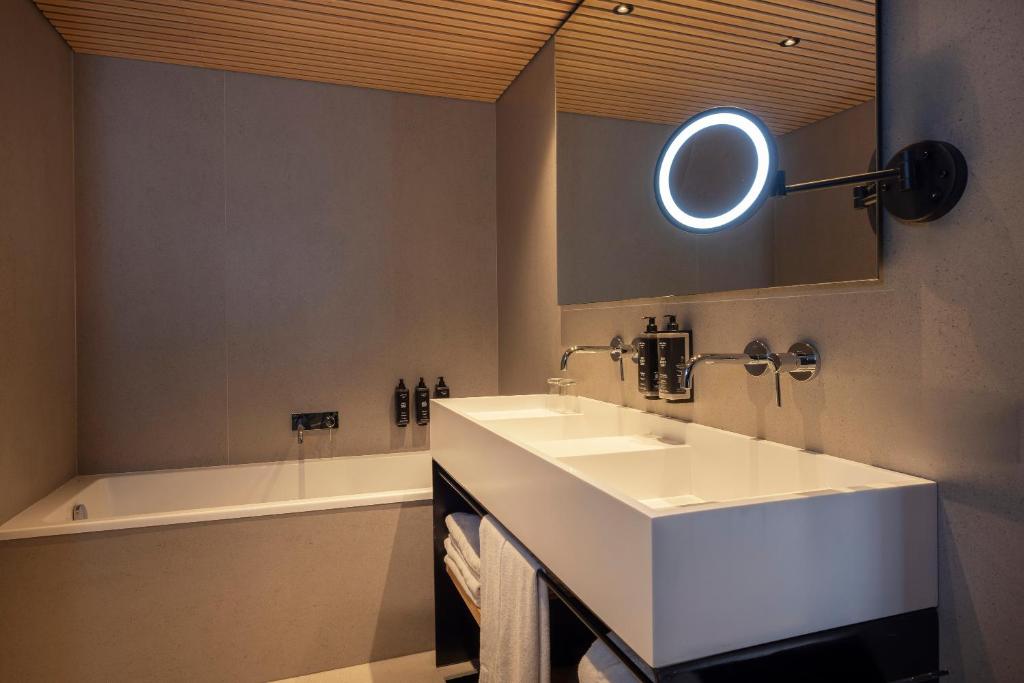 HM Jaime III - Resim 32