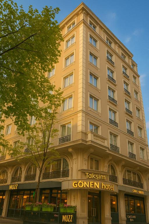 伊斯坦布尔Taksim Gonen Hotel的一座带有德国酒店的高大的棕褐色建筑