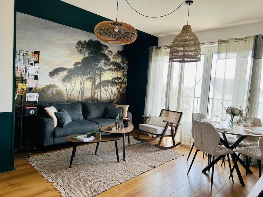 un salon avec un canapé et une table dans l'établissement Nid doux, au Mans