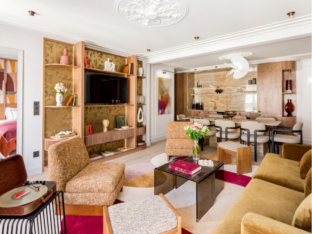 un salon avec un canapé et une table dans l'établissement Merveil - Signature Suite - Opera - Rougemont III, à Paris