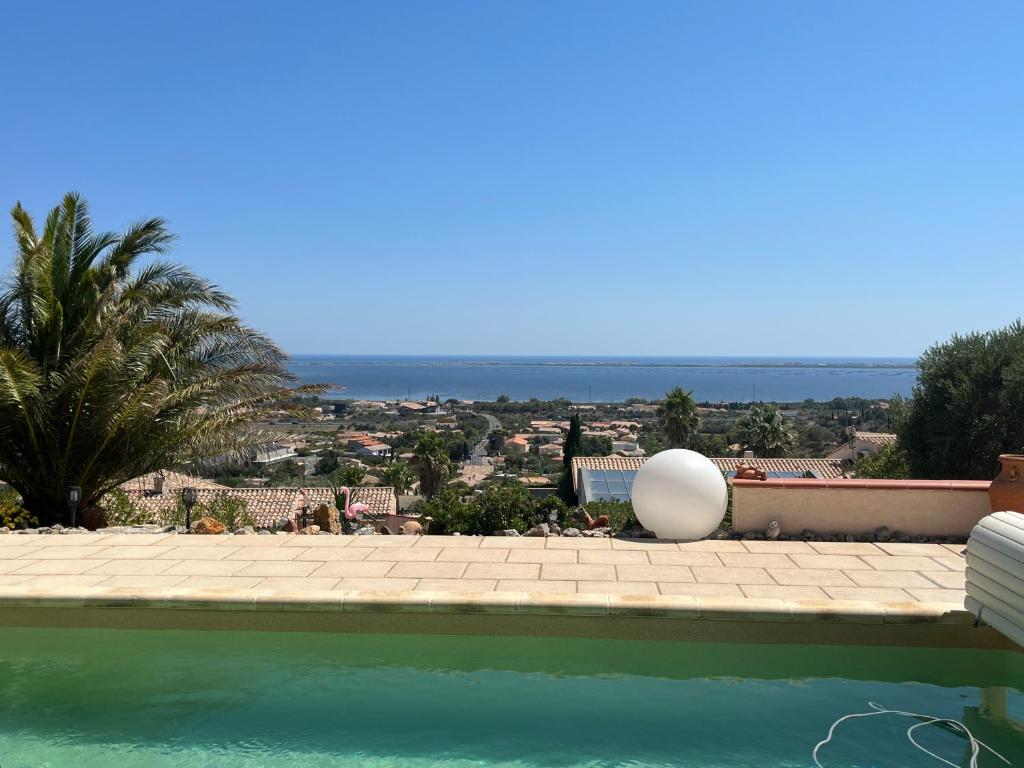 une piscine avec vue sur une ville dans l'établissement Villa Hoi An, à Fitou