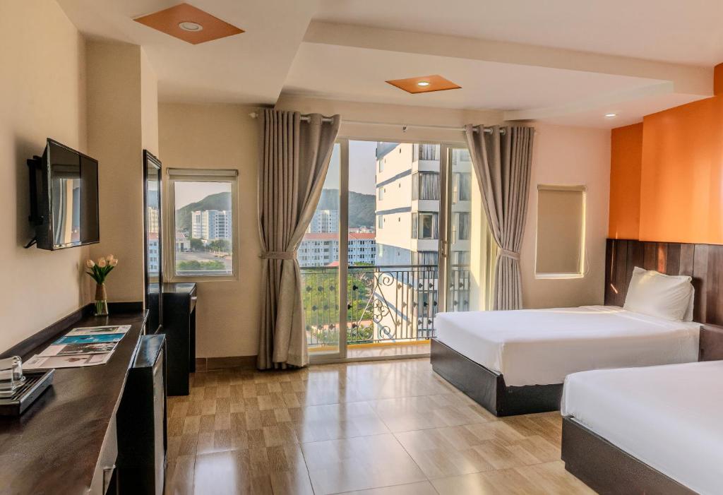 Giường trong phòng chung tại Melyna Hotel Nha Trang Beach