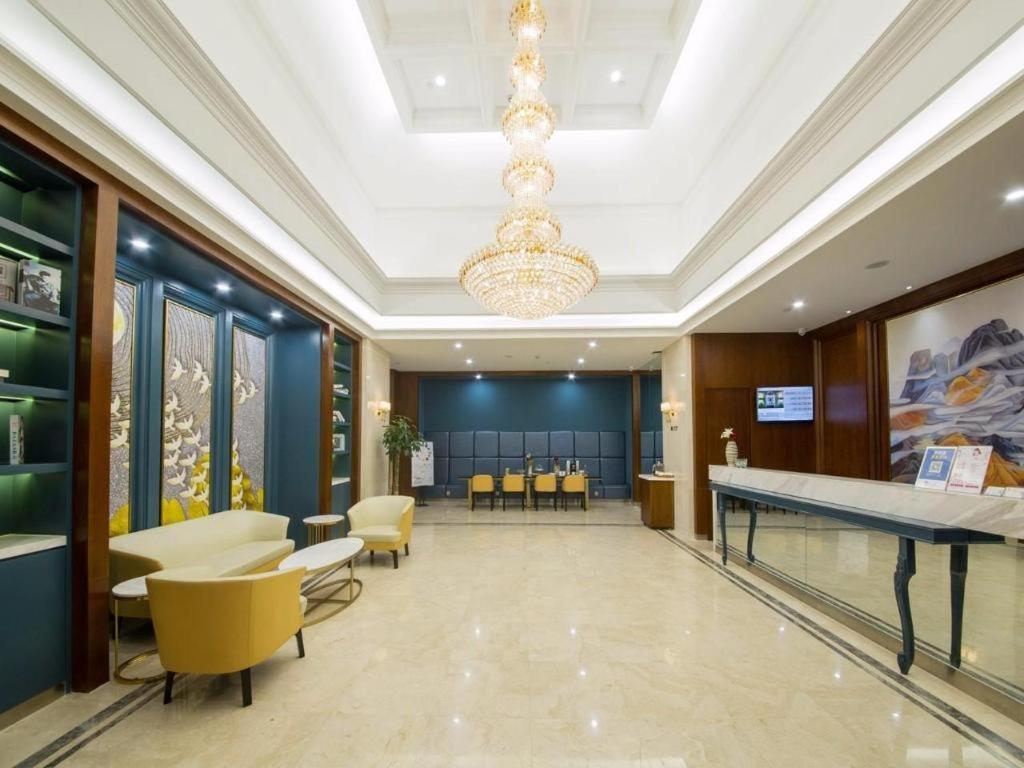 eine Lobby mit Tischtennisplatte und Stühlen in der Unterkunft Metropolo Hotel Suzhou Guogou Plaza Huaxia in Suzhou