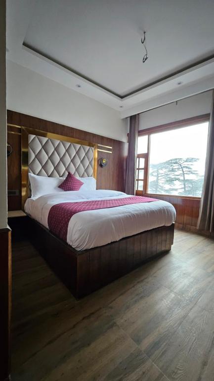 Postel nebo postele na pokoji v ubytování Mountain Zest - Simla Royale - Near Mall Road