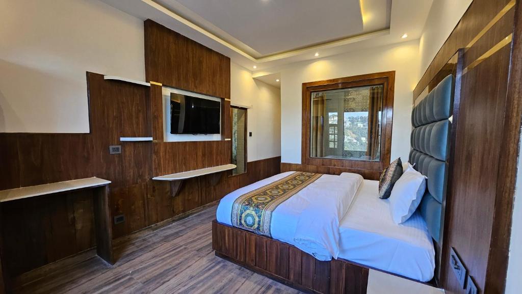 Postel nebo postele na pokoji v ubytování Mountain Zest - Simla Royale - Near Mall Road