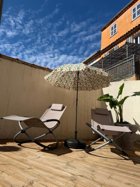 - 2 chaises et un parasol sur la terrasse dans l'établissement Superbe 2P, clim, terrasse au calme, tout à pied, à Cannes