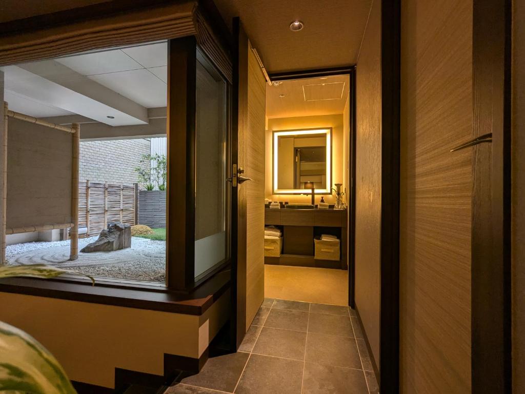 Postel nebo postele na pokoji v ubytování Hotel Keihan Kyoto Grande