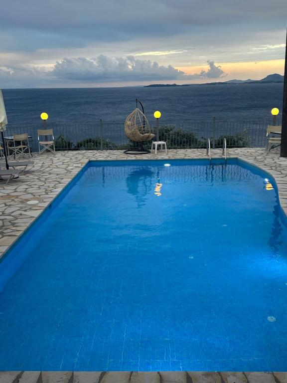 Bazén v ubytovaní Vladimiros Apartments alebo v jeho blízkosti
