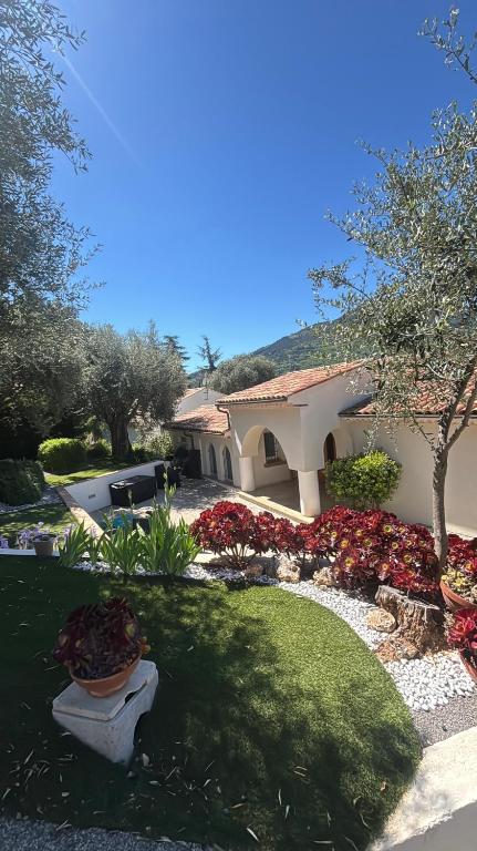 une maison avec un jardin agrémenté de fleurs et de plantes dans l'établissement Colocation de Vacances, à Saint-Martin-du-Var