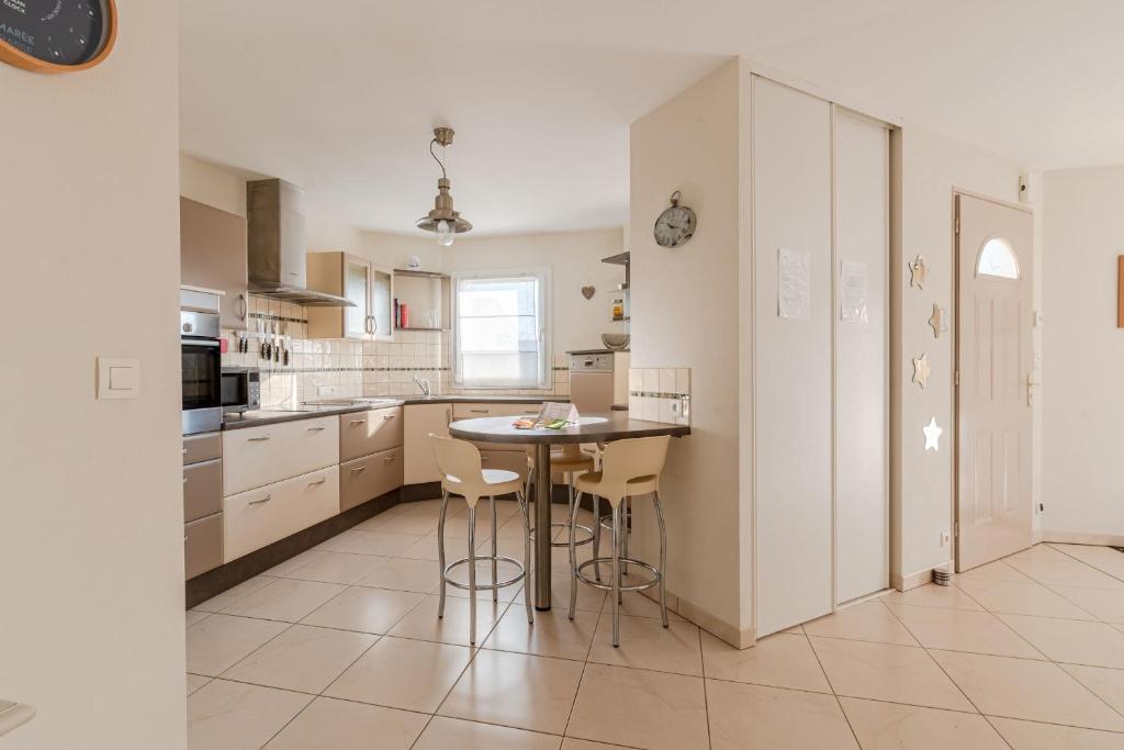 Kuchyňa alebo kuchynka v ubytovaní Maison proche de la plage