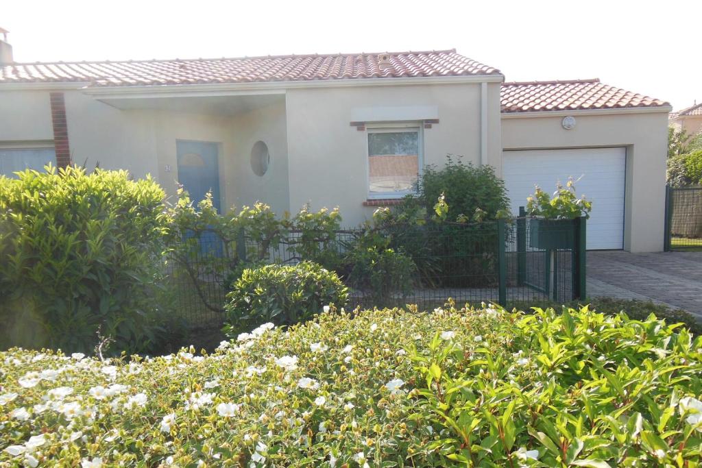 Vonkajšia záhrada v ubytovaní Maison proche de la plage