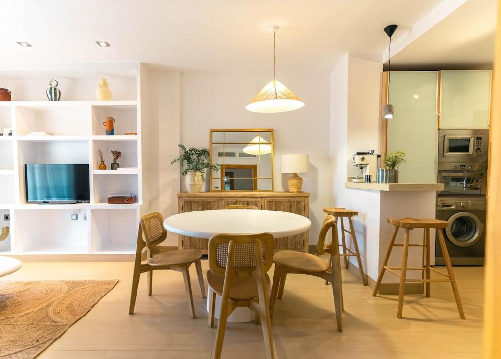 Una cocina y un comedor con mesa y sillas. en Con alma y sal, en Aguadulce