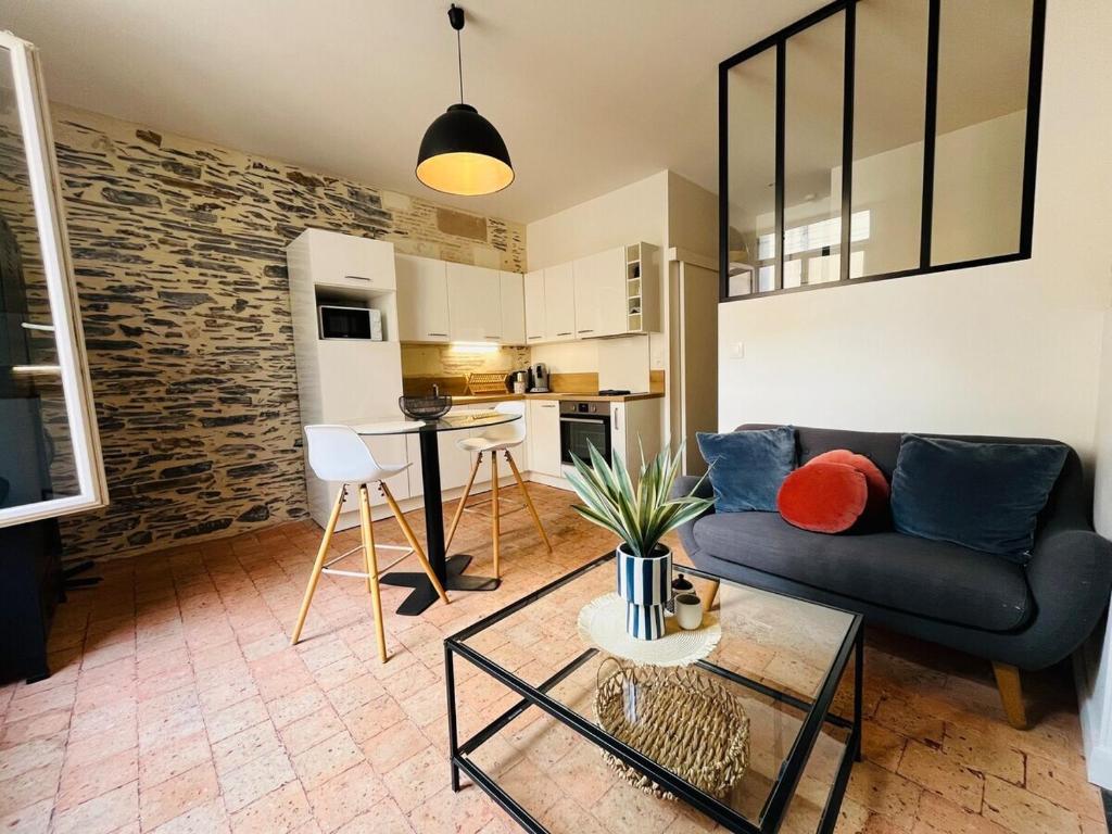 un salon avec un canapé et une table dans l'établissement Casa Coeur Ville, à Angers