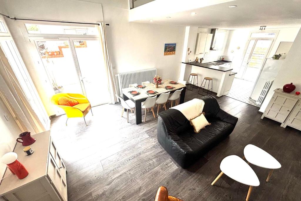 un salon avec un canapé noir et une table dans l'établissement La Terrasse - Belle Terrasse - Wifi, à Perpignan