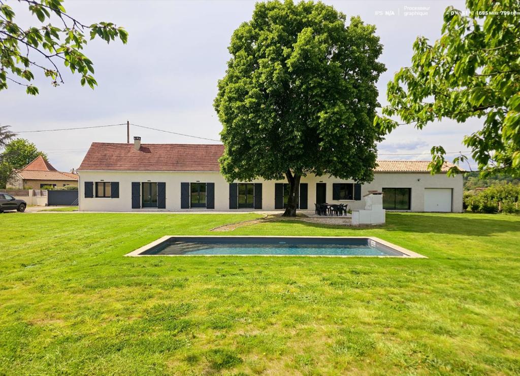 Photo de la galerie de l'établissement Maison en pierre, Piscine chauffée, Parc 1Ha, à Cours-de-Pile