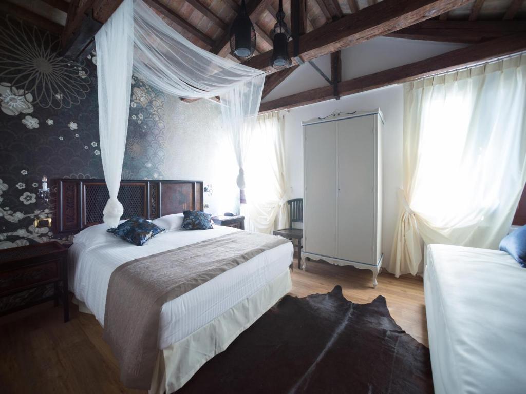 una camera con 2 letti di Villa Gasparini a Dolo