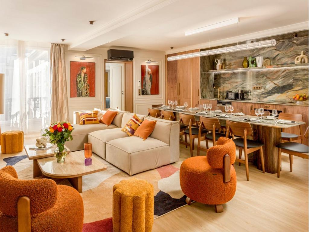 un salon avec un canapé et une table dans l'établissement Merveil - Signature Suite - Marais - Archives II, à Paris