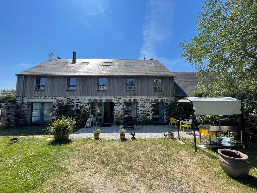 a house with a tent in front of it at Casquets - Chambre randonneur GR223 - Quai des Ormes in Barneville-Carteret
