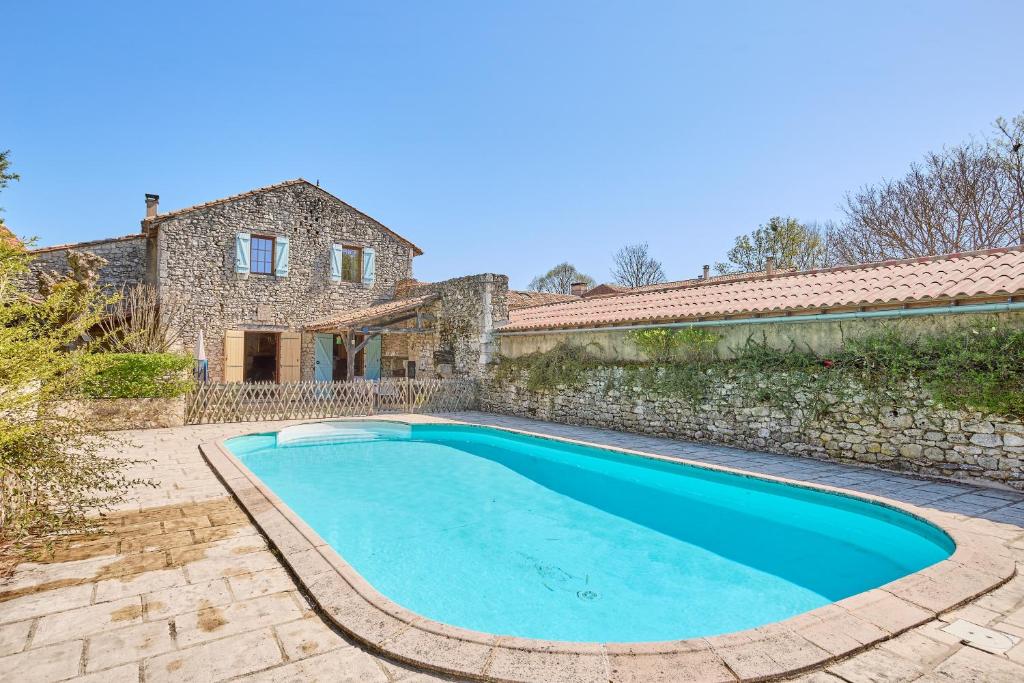 an image of a swimming pool in front of a house at La Mijotière - maison avec piscine et grand jardin in Thénac