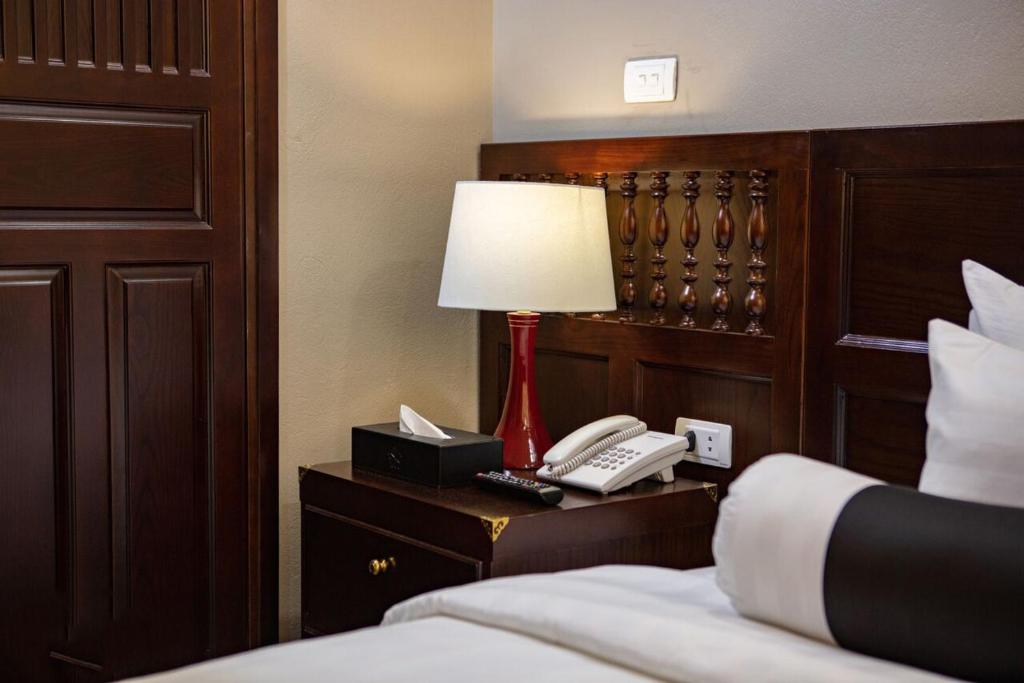 Postel nebo postele na pokoji v ubytování Lotusama Central Hanoi Hotel