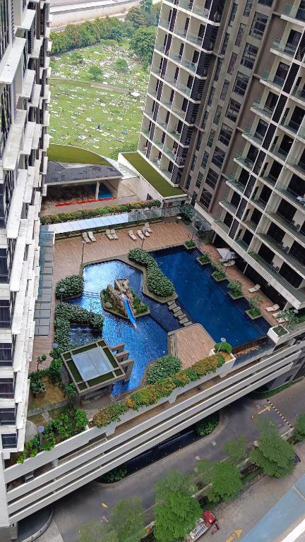 吉隆坡Summer Suites KLCC by CozyNest的大楼内游泳池的空中景致