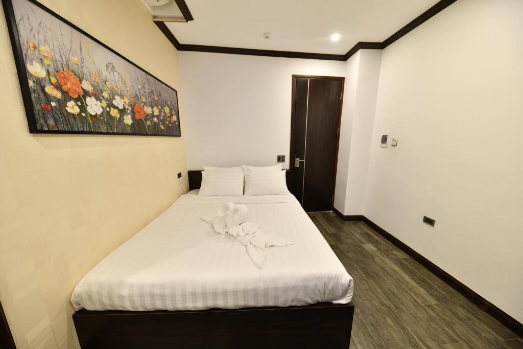 Postel nebo postele na pokoji v ubytování Kingdom Hotel Hanoi