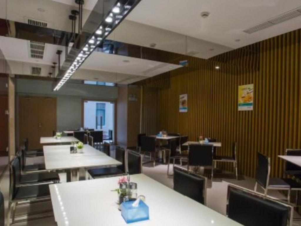 Restaurace v ubytování Jinjiang Inn Wuhan Linjiaohu Wanda Branch